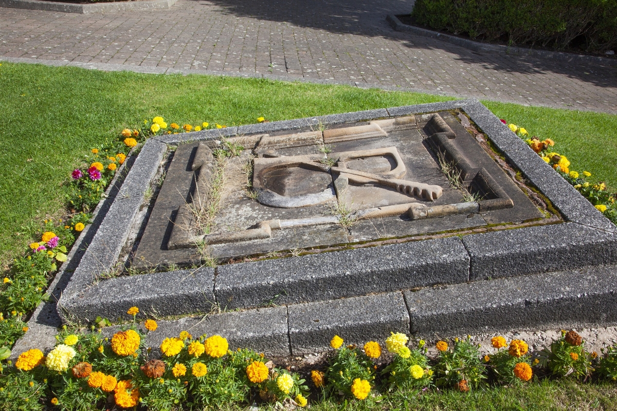 BASUKI　ABDULLAH（バスキ　アブドウラ）、貴婦人像 B-Arrow | Art UK