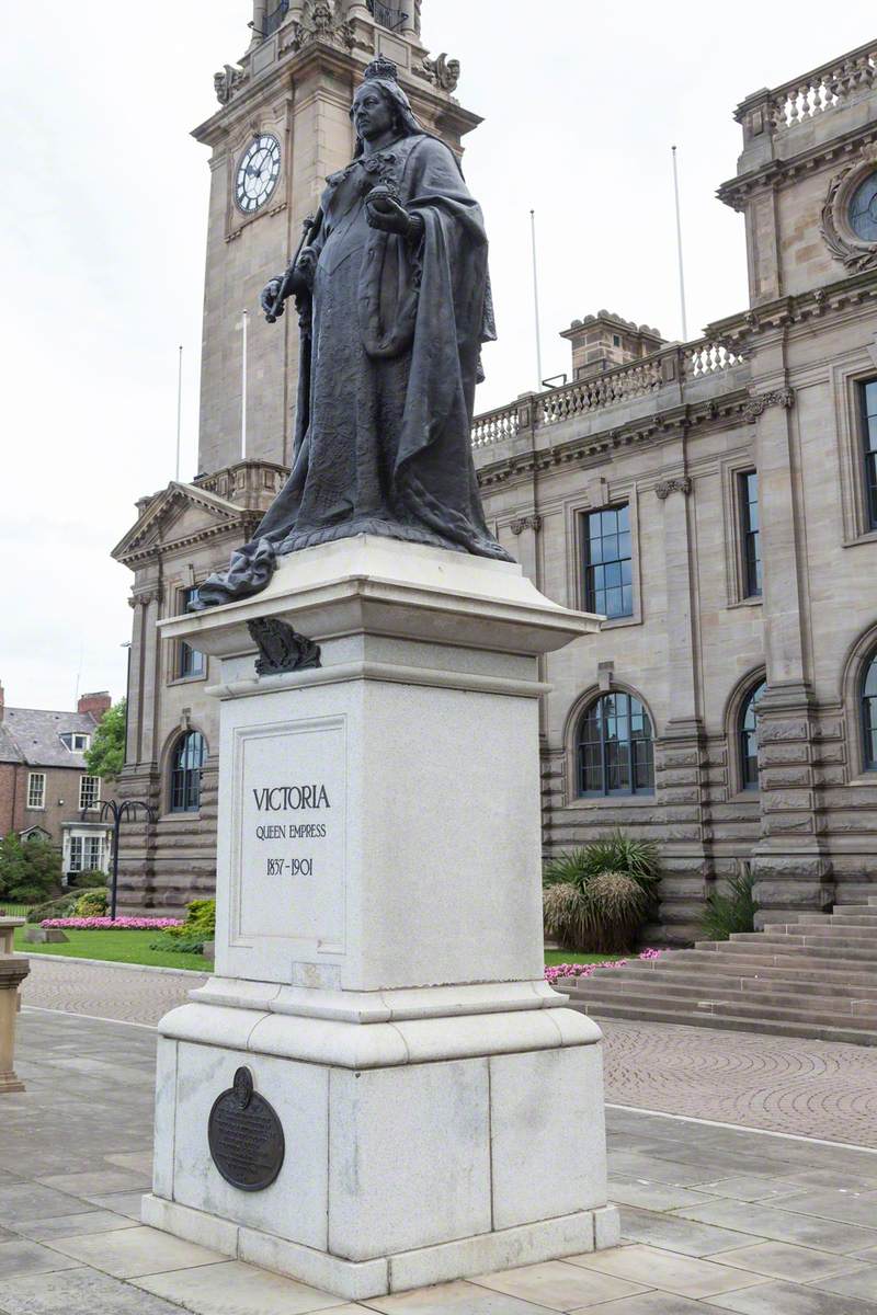 Monument to Queen Victoria (1819–1901)