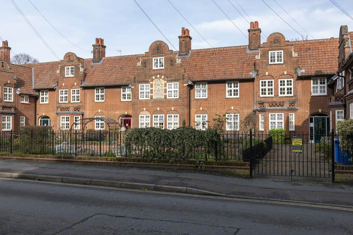 Stuart Court and Garden Art UK