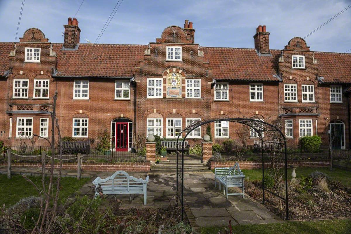 Stuart Court and Garden Art UK