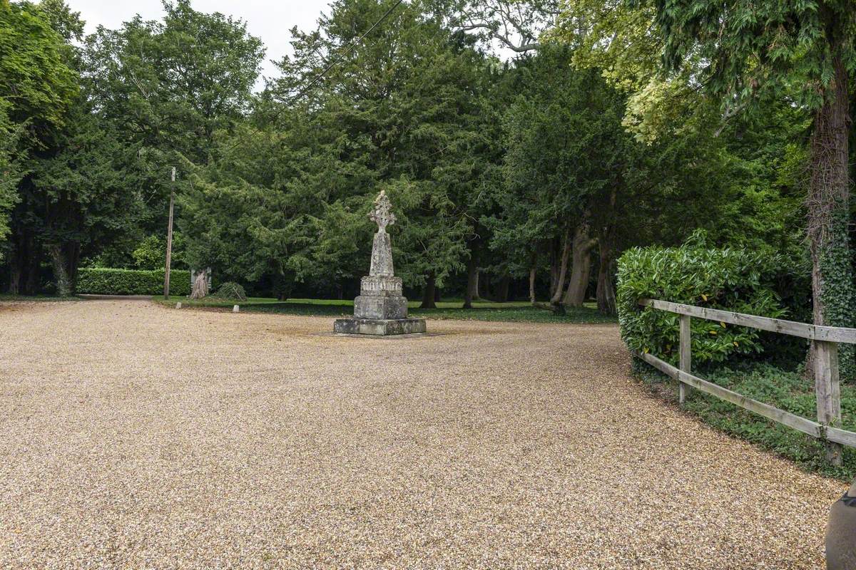 Fleur de lys Obelisk