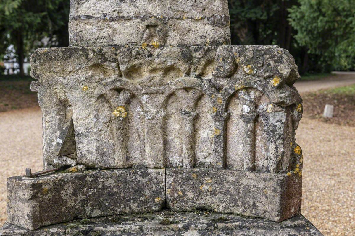 Fleur de lys Obelisk