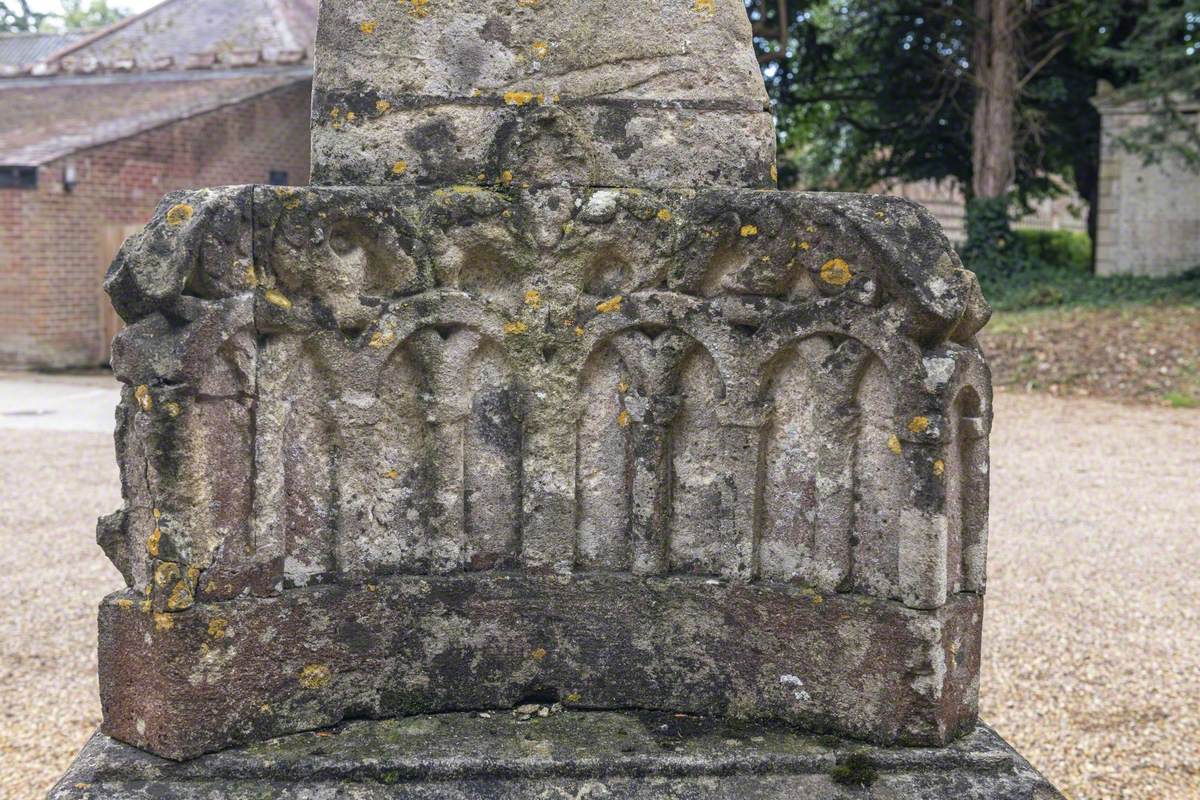 Fleur de lys Obelisk