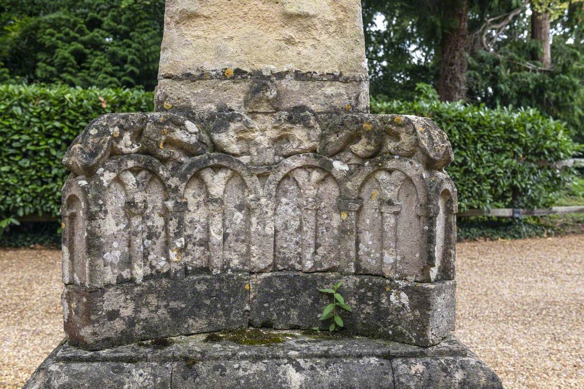 Fleur de lys Obelisk