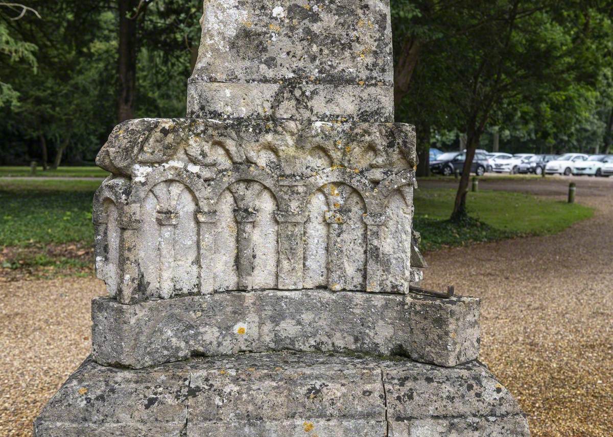 Fleur de lys Obelisk