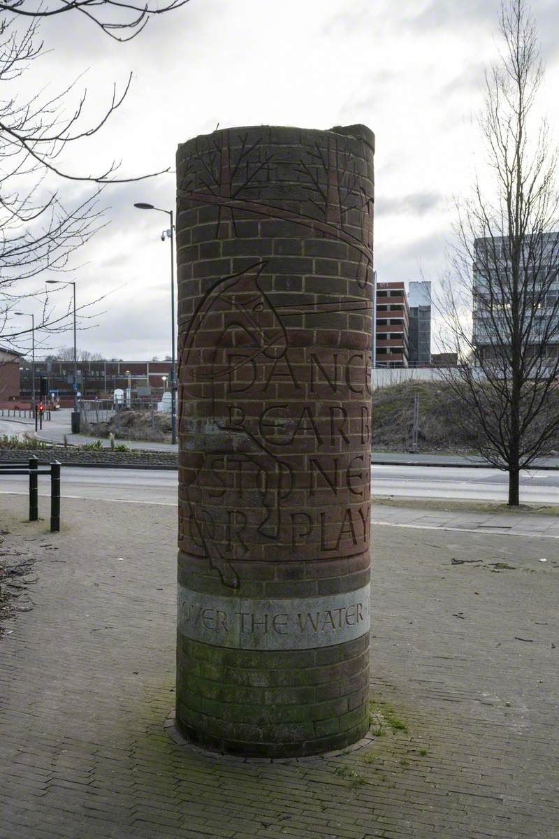 Entrance Marker to the Gildencroft and Bench