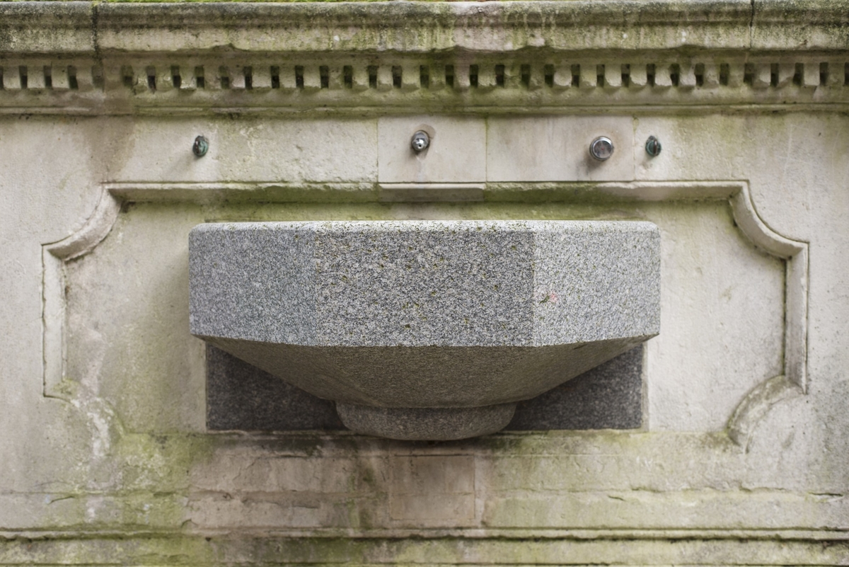 Chalybeate Well and Drinking Fountain