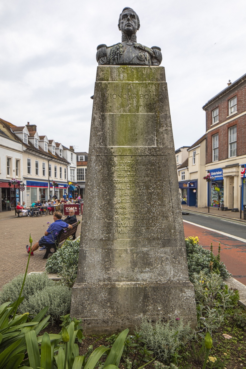 Monument to Admiral of the Fleet Earl Mountbatten of Burma, Governor of the Isle of Wight (1965–1979)