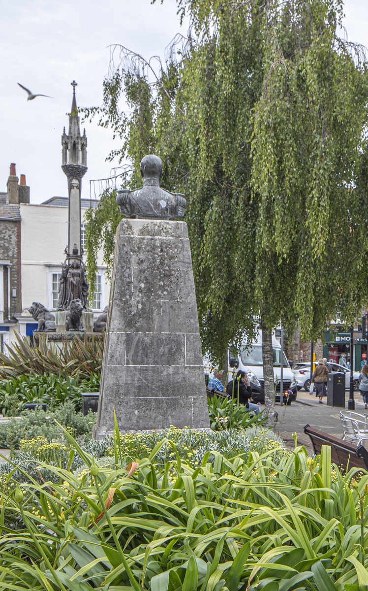 Monument to Admiral of the Fleet Earl Mountbatten of Burma, Governor of the Isle of Wight (1965–1979)