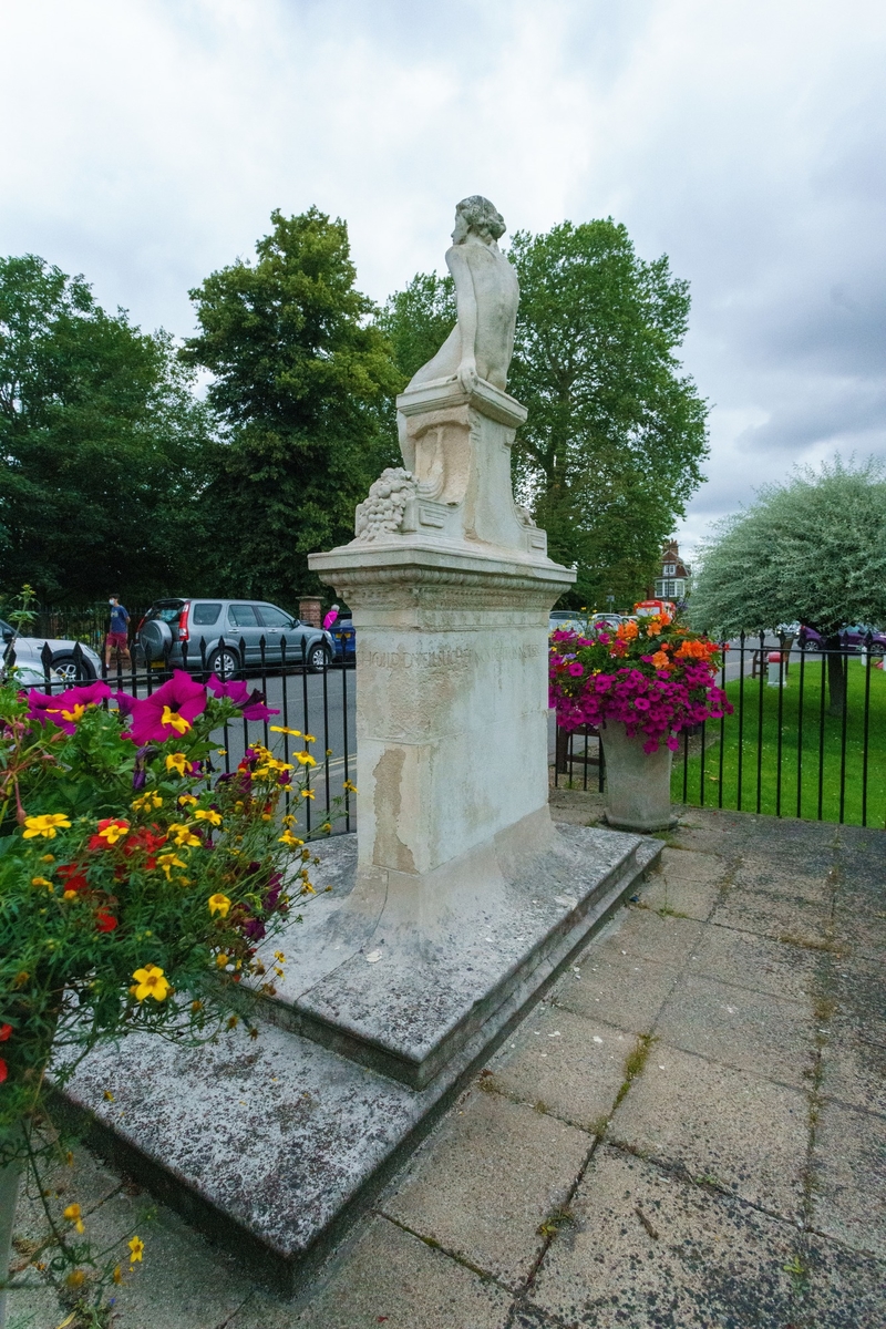 Memorial to Charles Frohman (1856–1915)