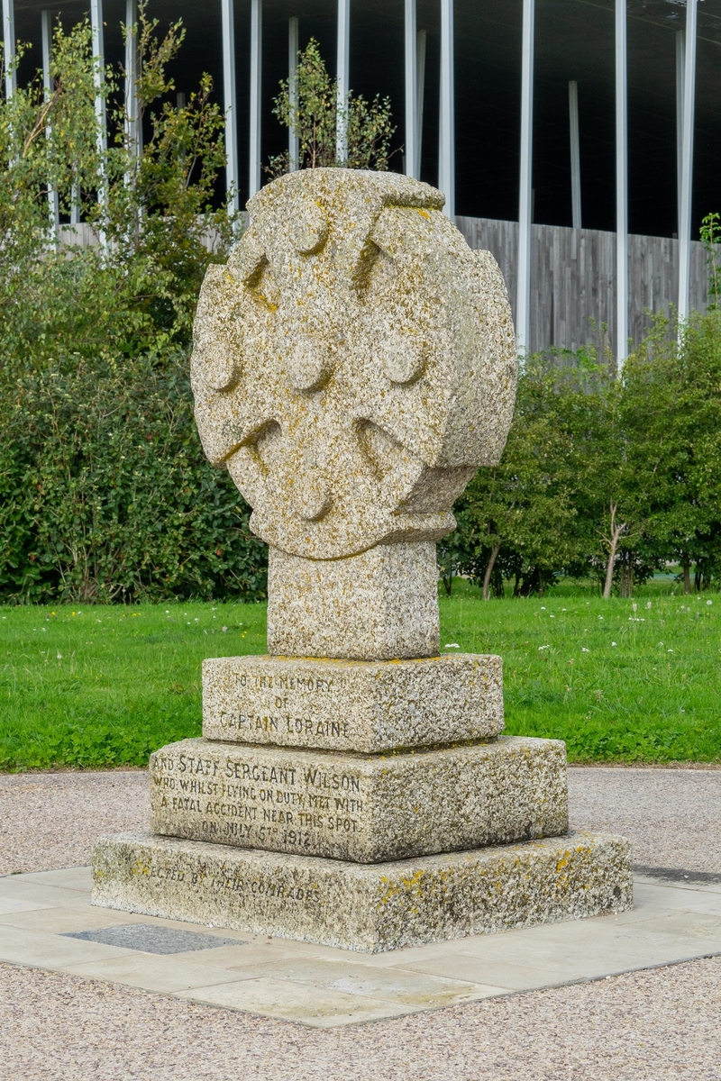 Memorial to Captain Eustace Broke Loraine (Grenadier Guards) and Staff-Sergeant Richard Hubert Victor Wilson (Royal Engineers) of the Royal Flying Corps