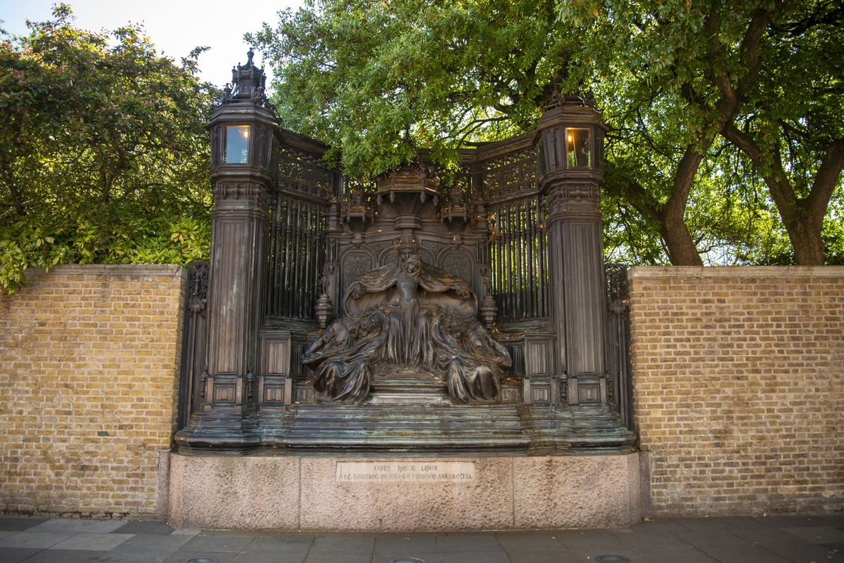 Memorial to Queen Alexandra (1844–1925)