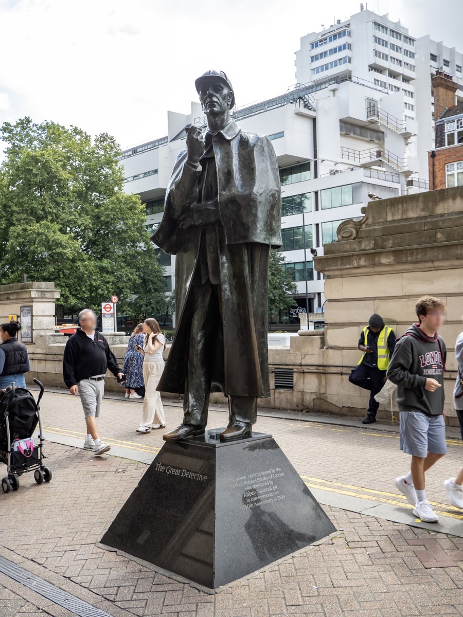 Sherlock Holmes Statue