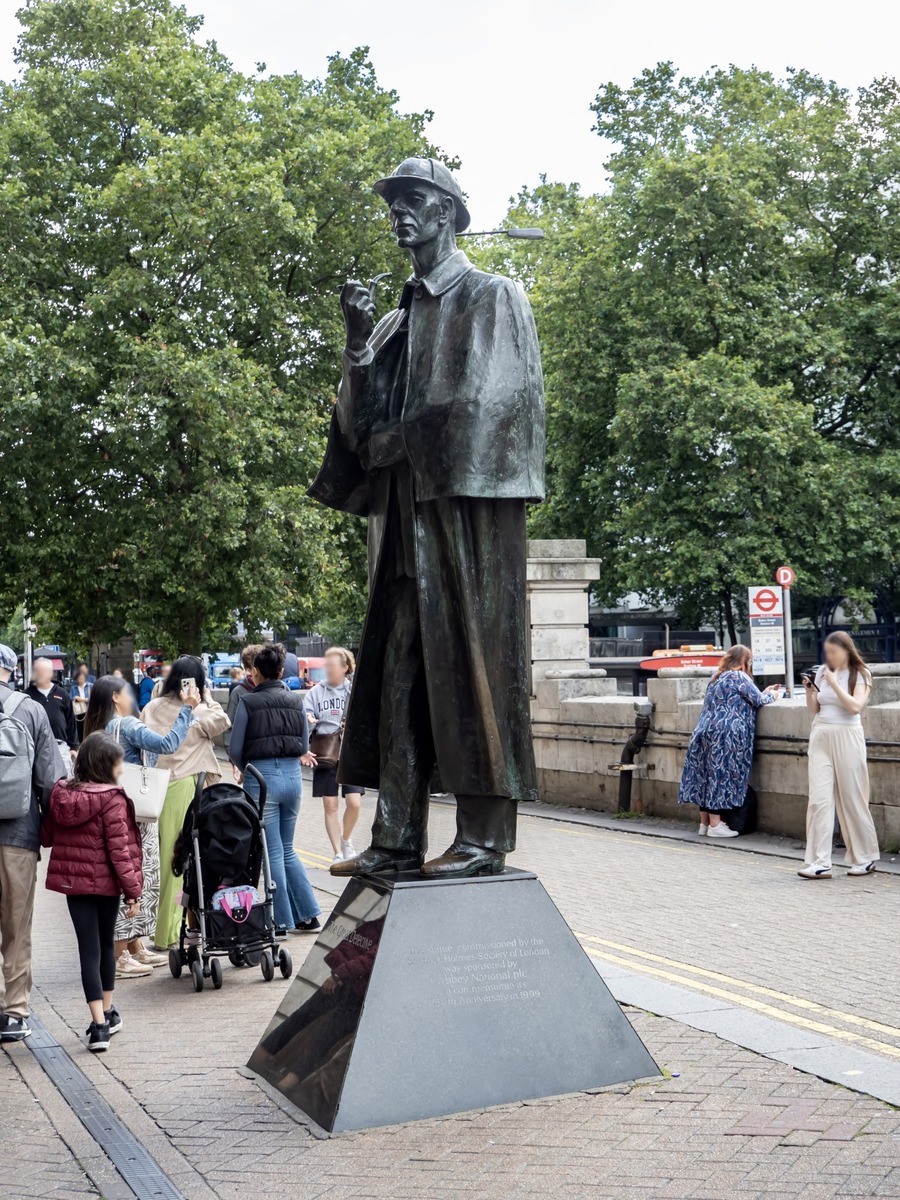 Sherlock Holmes Statue