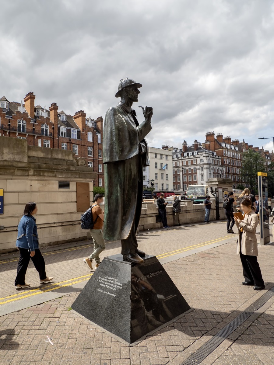 Sherlock Holmes Statue