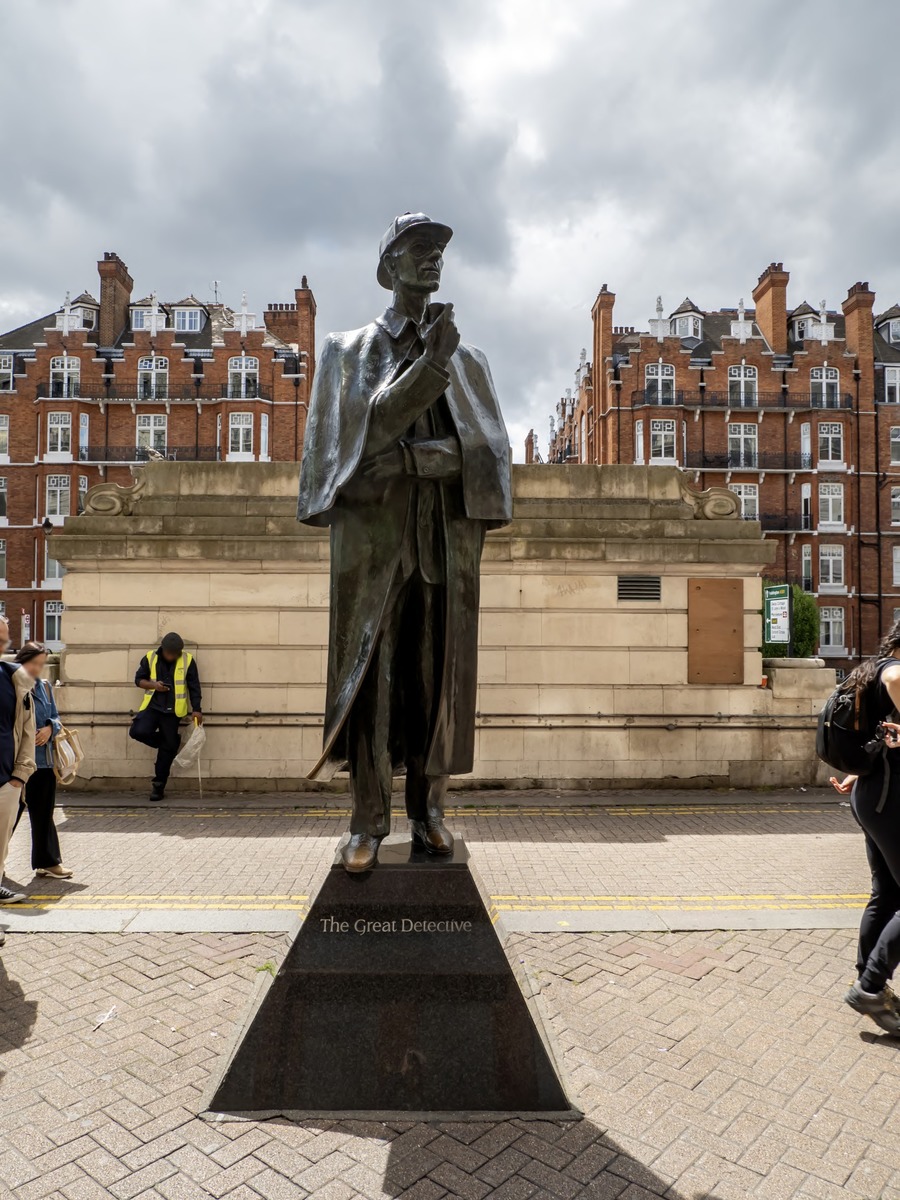 Sherlock Holmes Statue