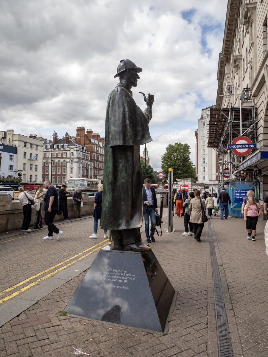 Sherlock Holmes Statue