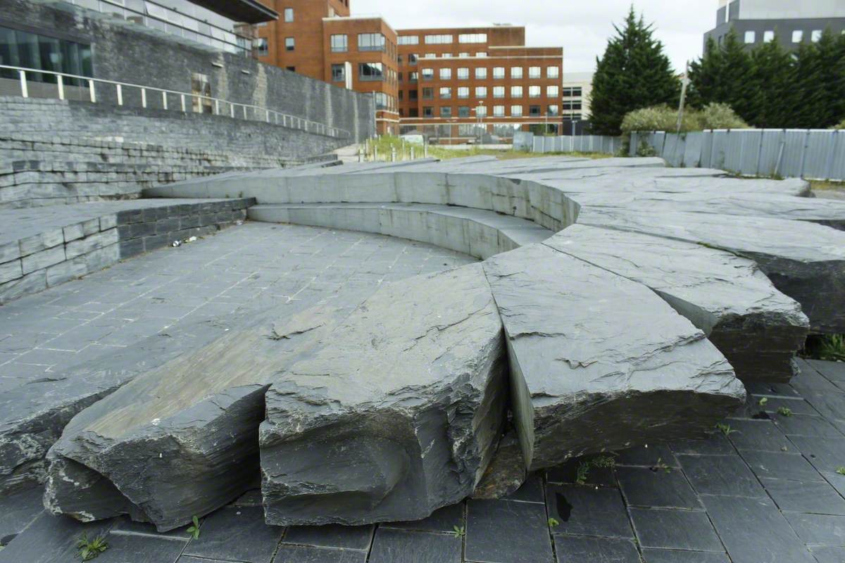 Y Man Cyfarfod ar y Plinth / The Meeting Place on the Plinth