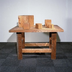 Table with Cubes / Bwrdd gyda Chiwbiau