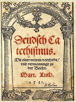 Titlepage for Deutsch Catechismus with arch and a book at bottom