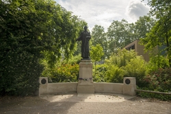 Memorial to Emmeline and Christabel Pankhurst