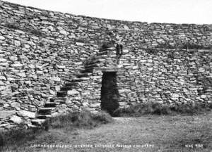 Grianan of Aileach, Interior, Entrance Passage and Steps