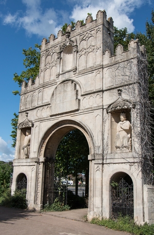 Four Statues on Arno’s Court Gateway: Edward I, Edward III, Geoffrey, Bishop of Coutances and Robert, Earl of Gloucester