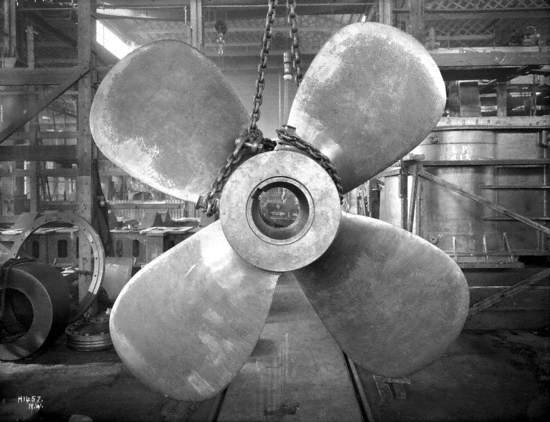 Turbine-driven centre propeller in engine works