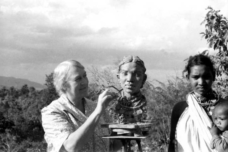 Marguerite Milward sculpts the bust of 'Singaru'