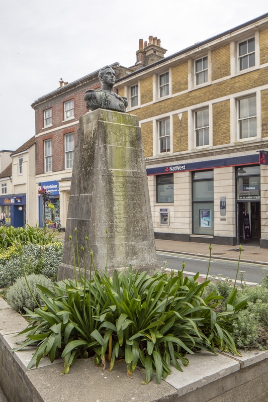 Monument to Admiral of the Fleet Earl Mountbatten of Burma, Governor of the Isle of Wight (1965–1979)